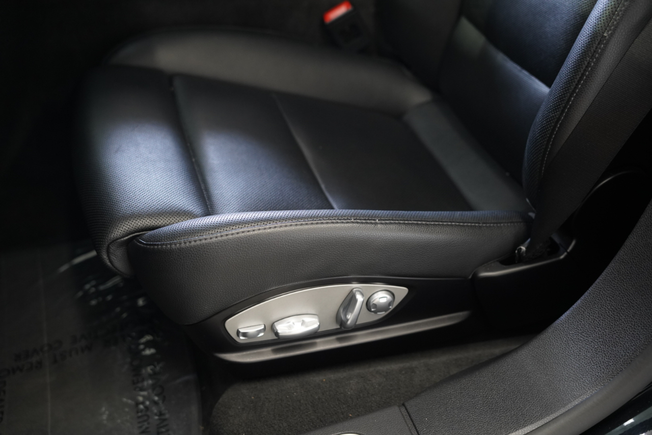 2016 Porsche Panamera Image 29 of 39