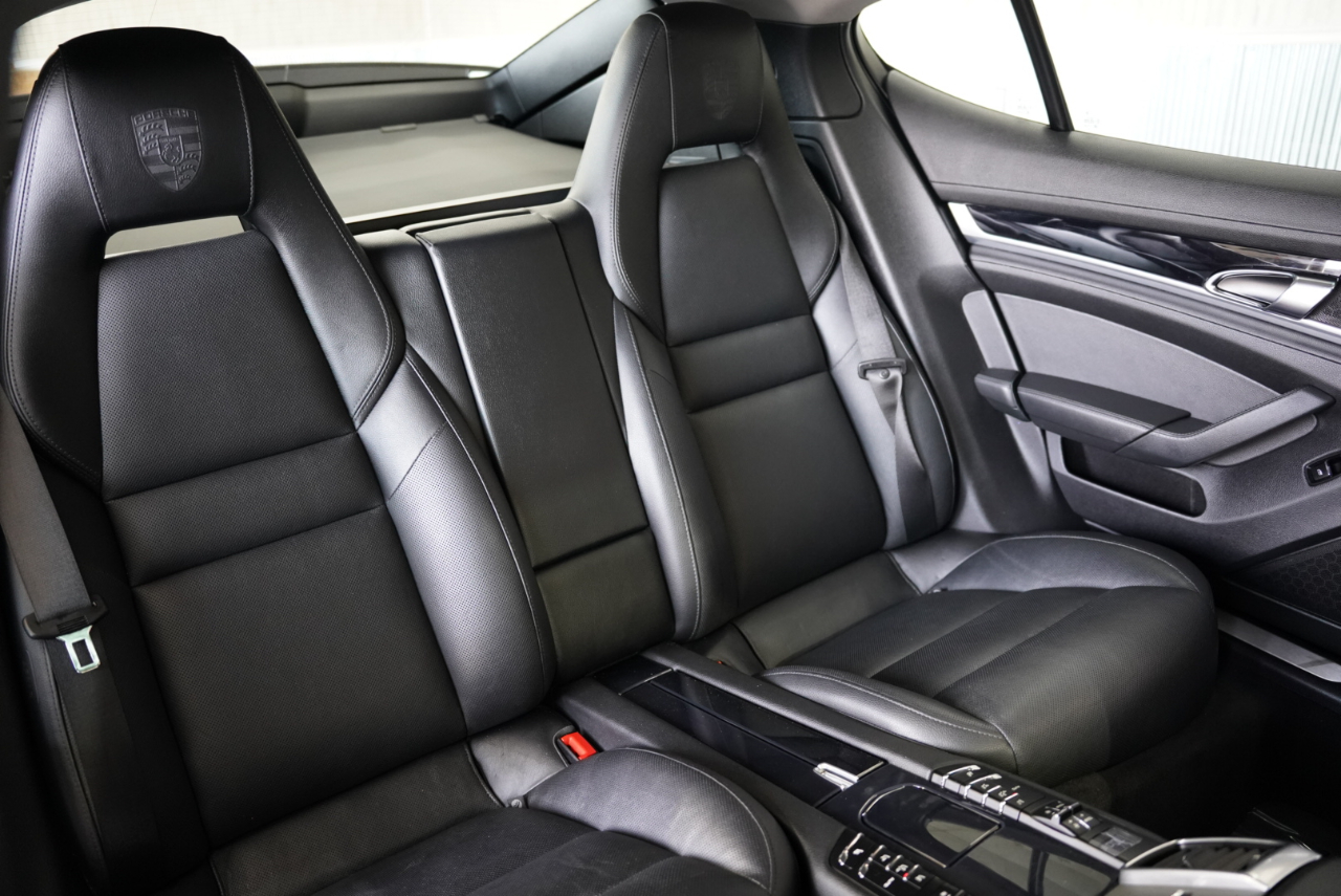 2016 Porsche Panamera Image 15 of 39