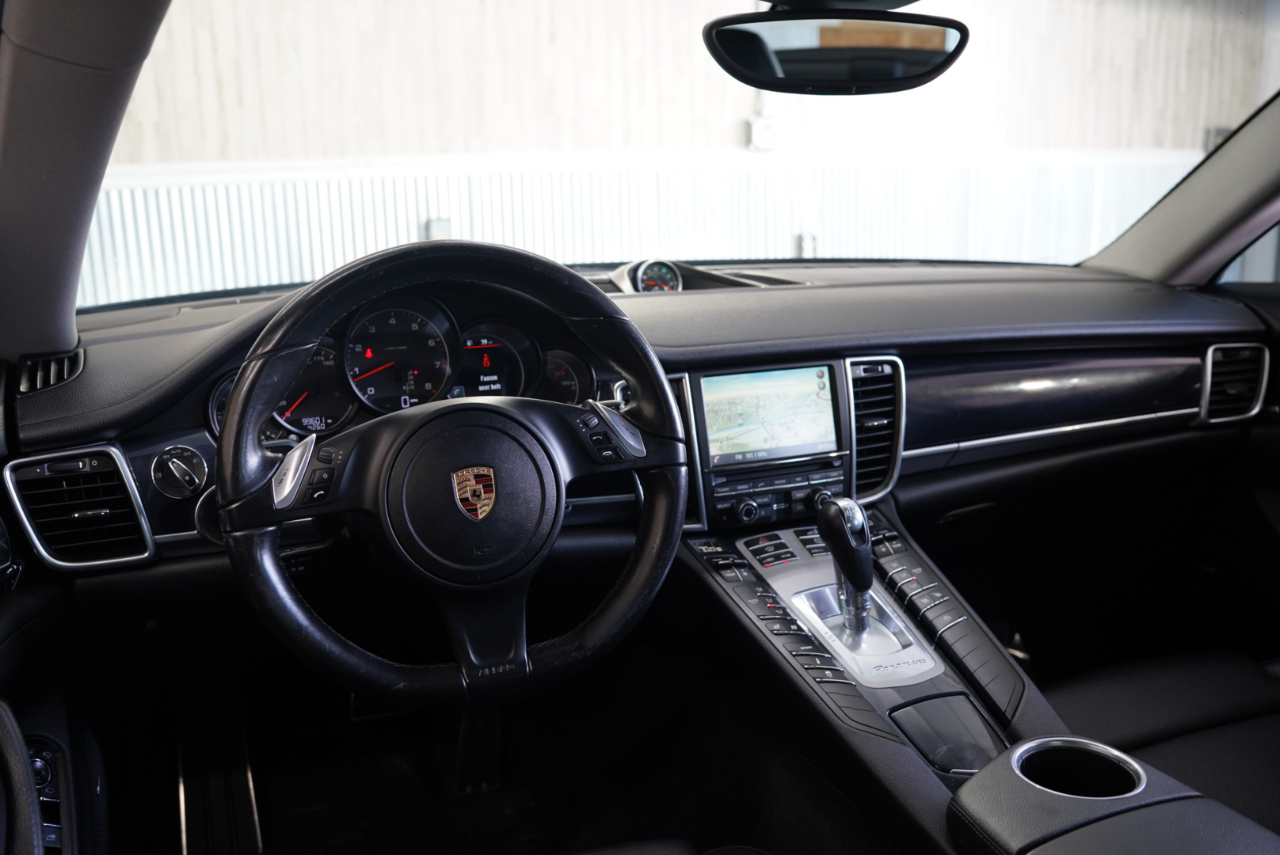 2016 Porsche Panamera Image 18 of 39