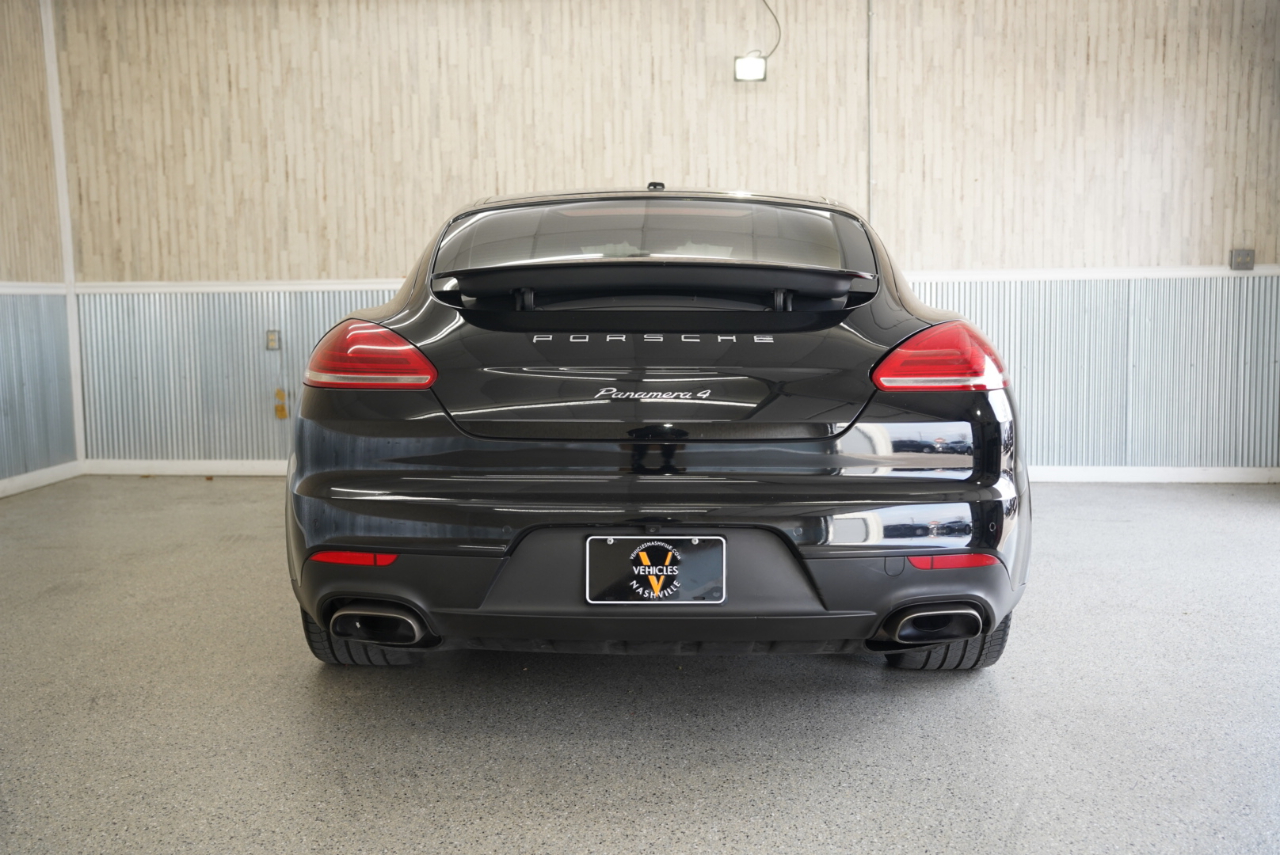 2016 Porsche Panamera Image 7 of 39