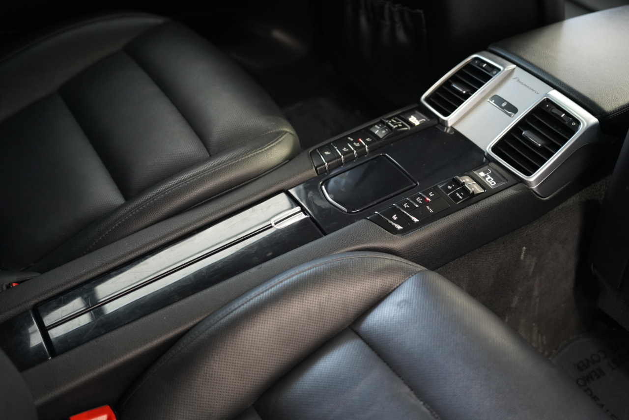 2016 Porsche Panamera Image 24 of 39