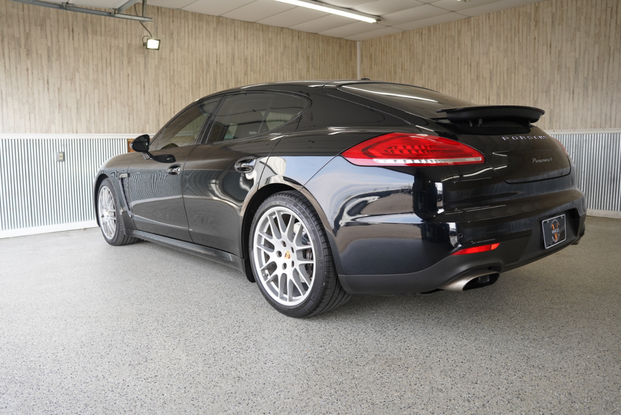 2016 Porsche Panamera Image 9 of 39