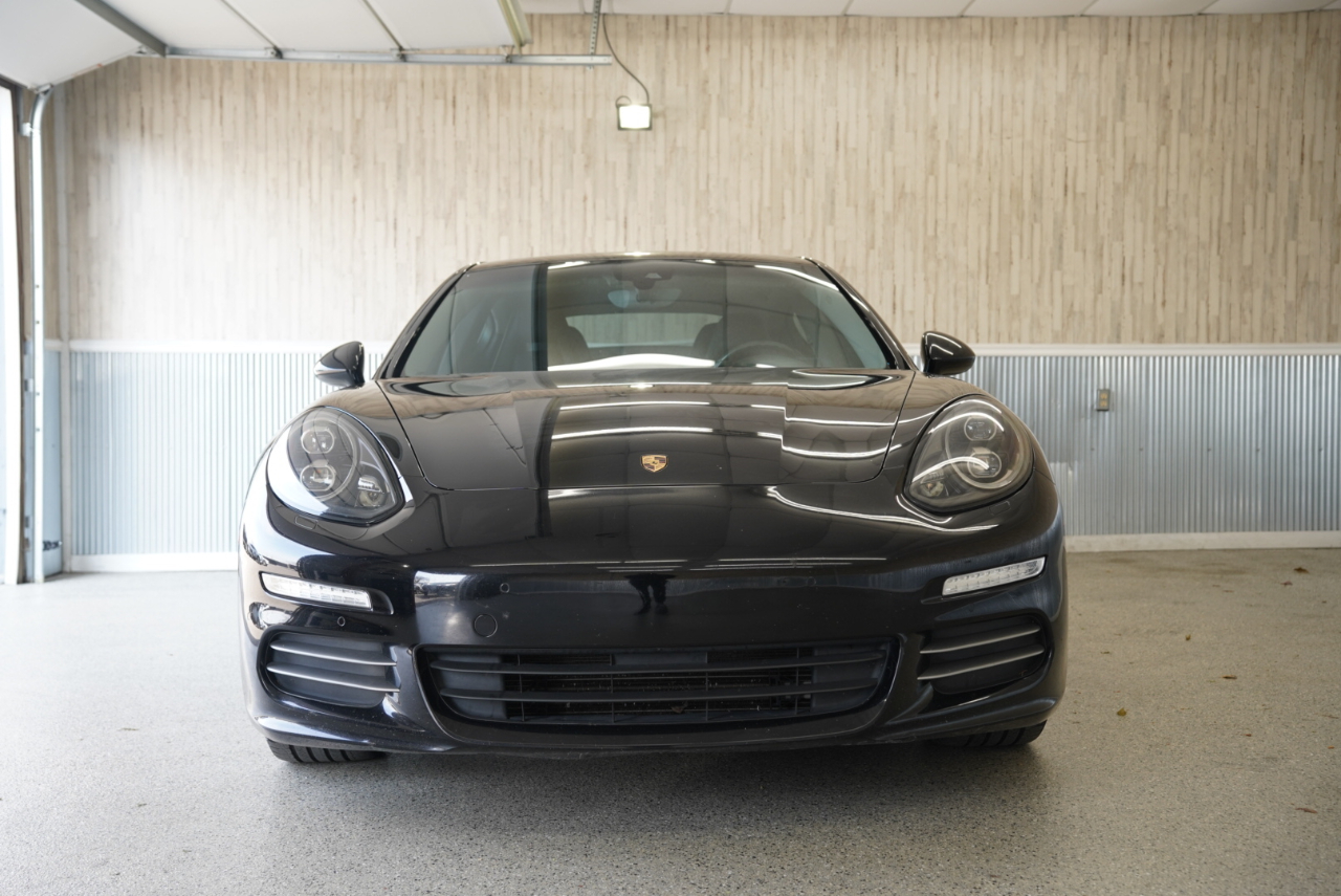 2016 Porsche Panamera Image 2 of 39