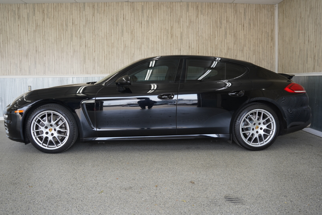 2016 Porsche Panamera Image 10 of 39