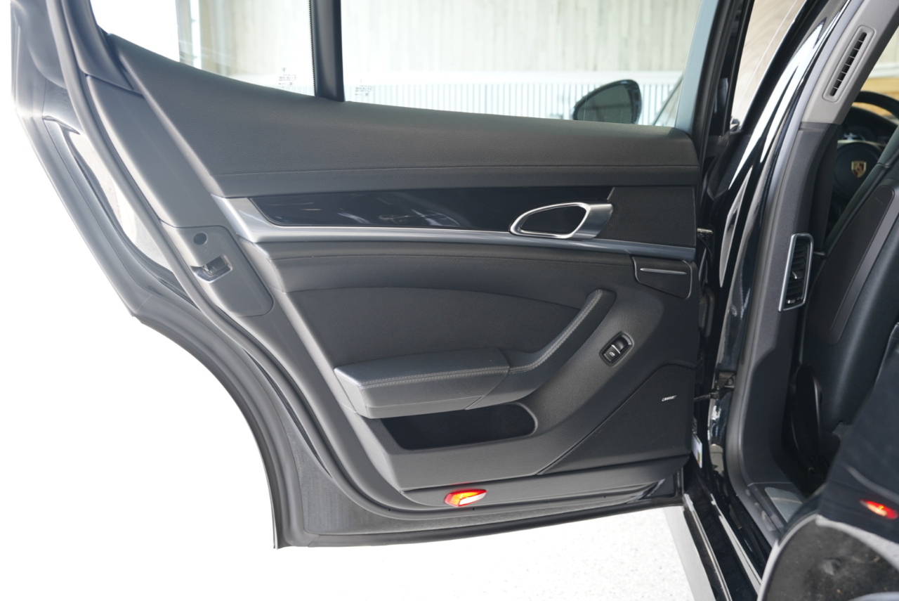 2016 Porsche Panamera Image 28 of 39