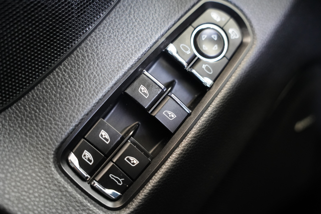 2016 Porsche Panamera Image 34 of 39