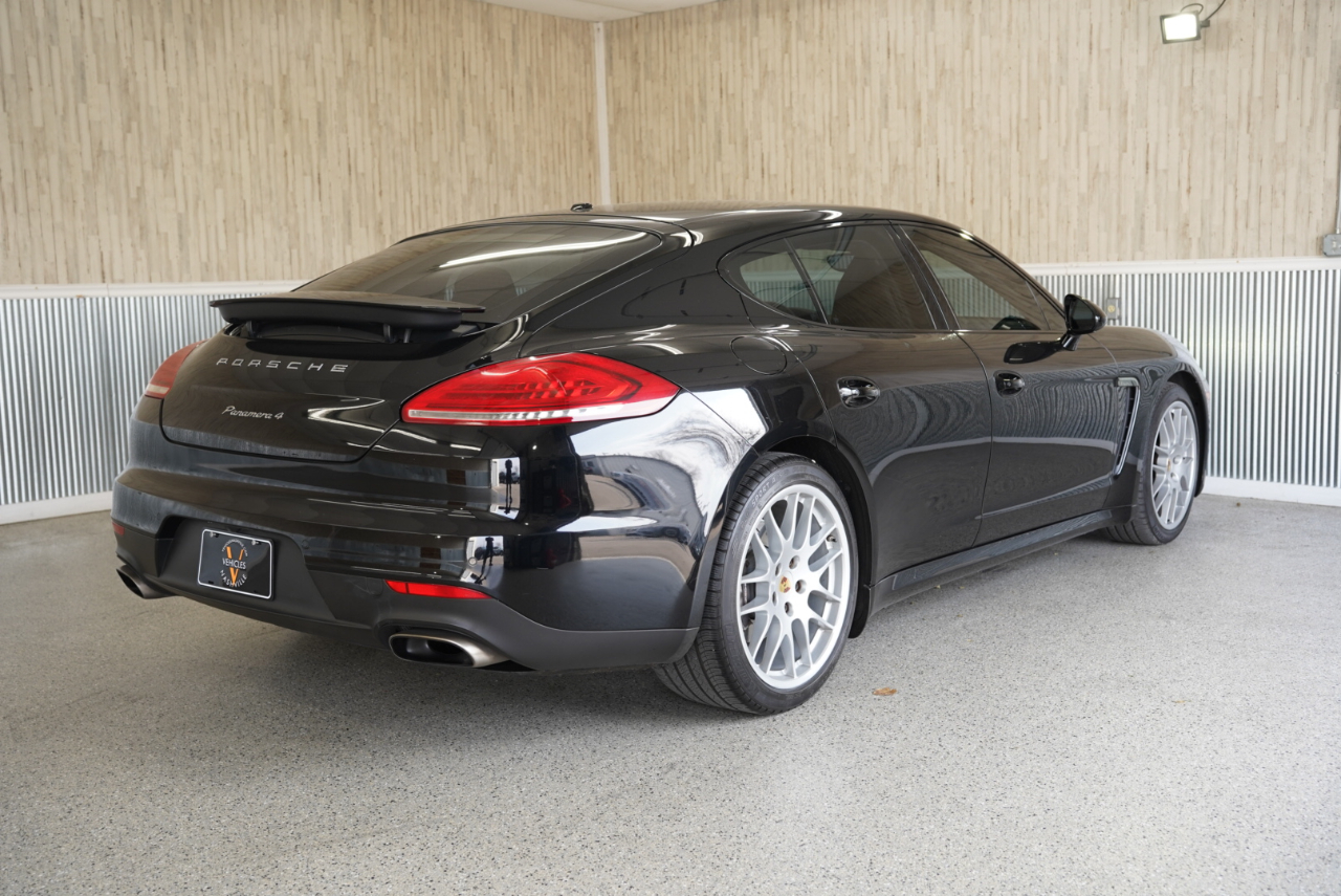 2016 Porsche Panamera Image 6 of 39