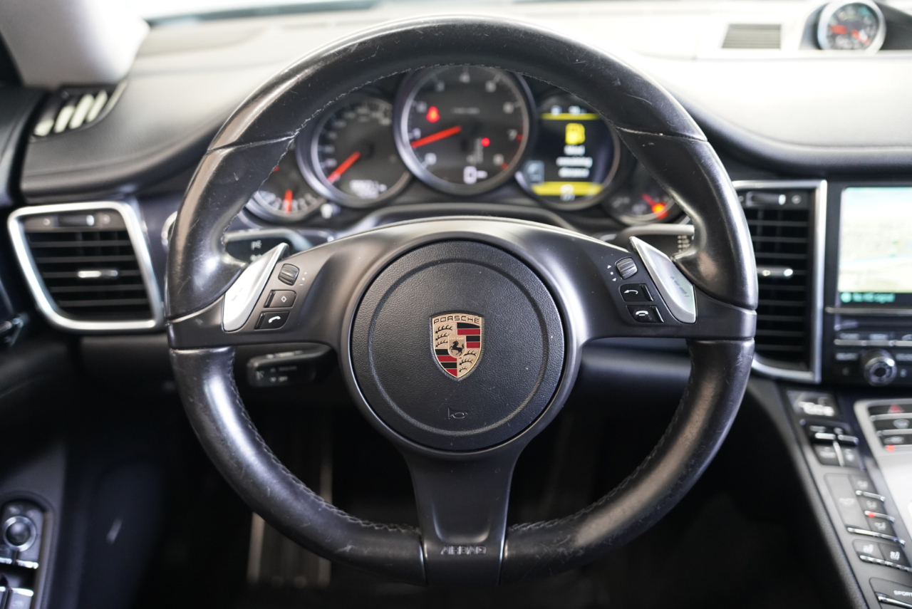 2016 Porsche Panamera Image 32 of 39