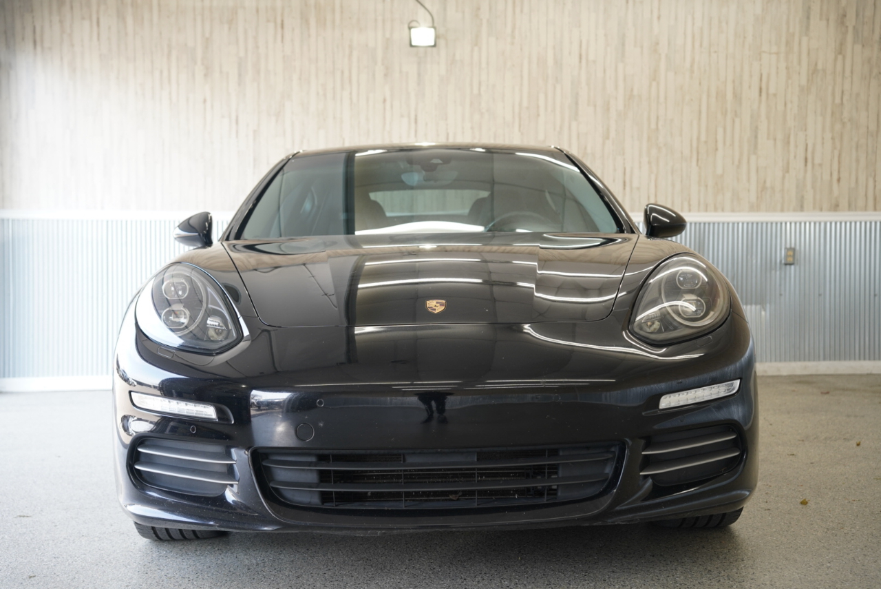 2016 Porsche Panamera Image 3 of 39
