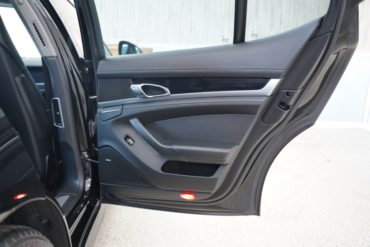 2016 Porsche Panamera Image 39 of 39