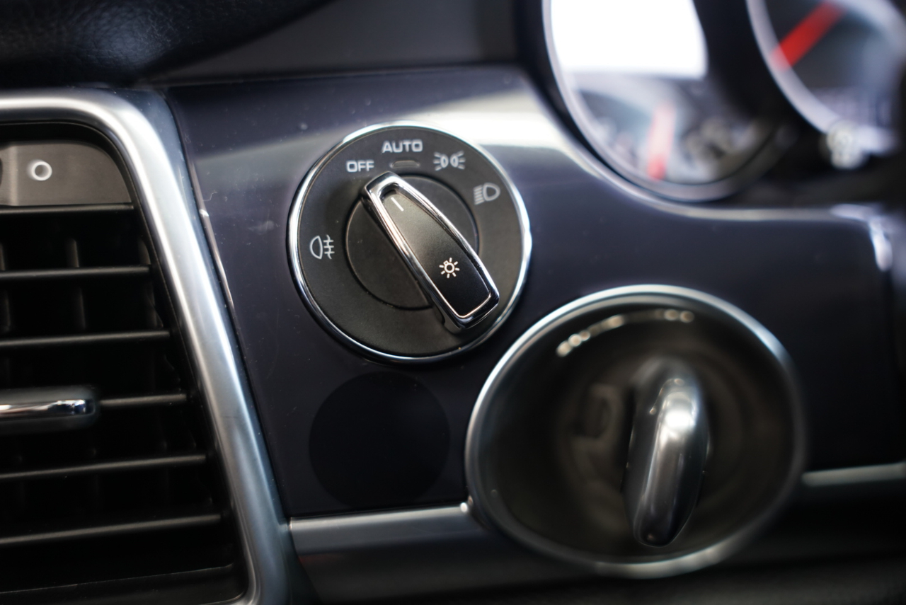 2016 Porsche Panamera Image 27 of 39