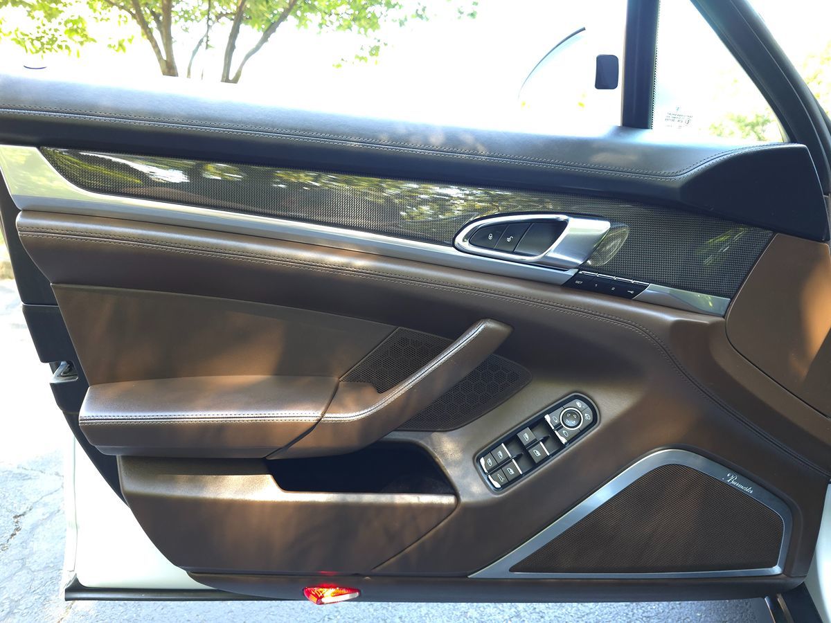 2016 Porsche Panamera GTS Image 40 of 59