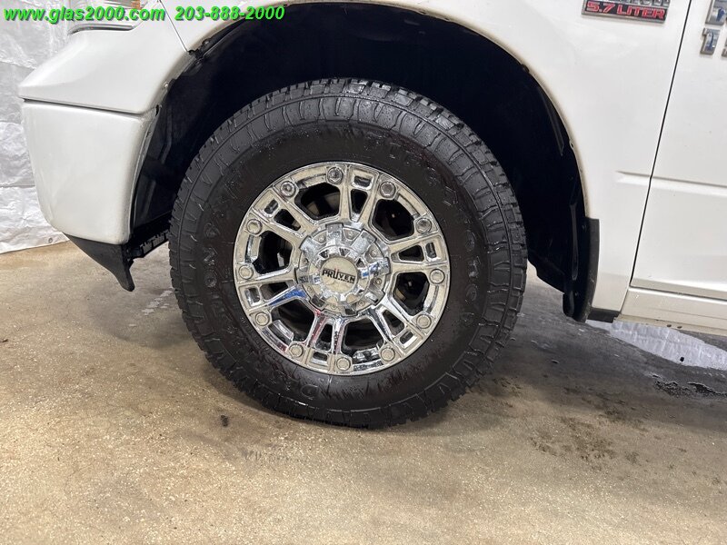 Vehicle image 17 of 25