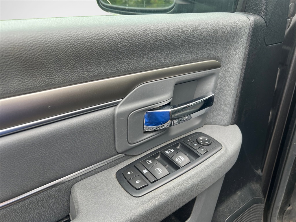 Vehicle image 29 of 32