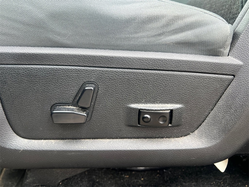 Vehicle image 21 of 32