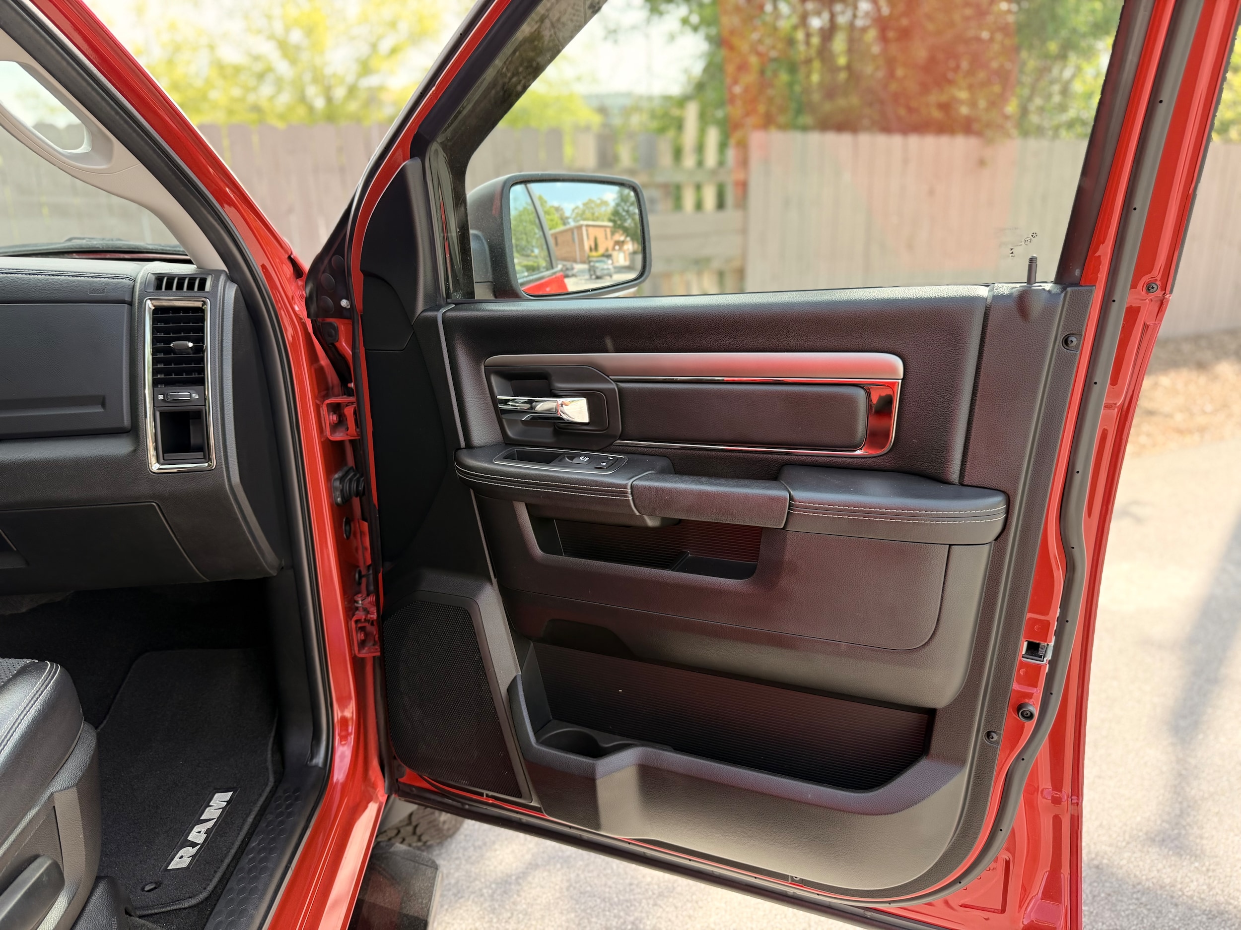 Vehicle image 25 of 39