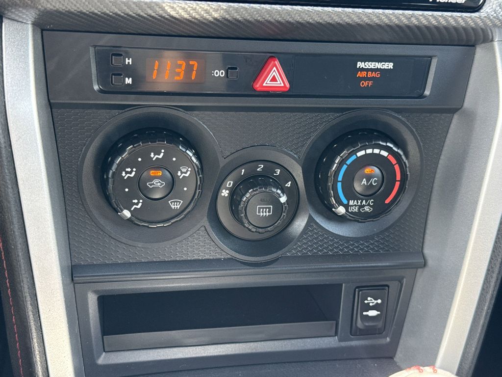 Vehicle image 25 of 31