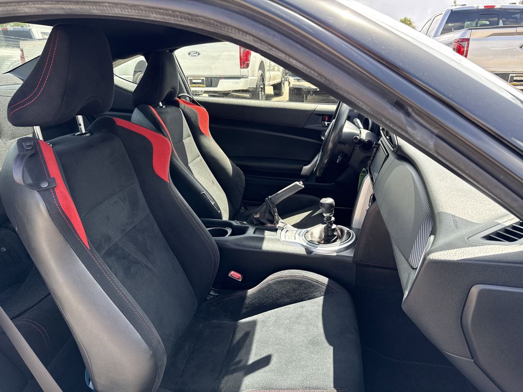 Vehicle image 27 of 31