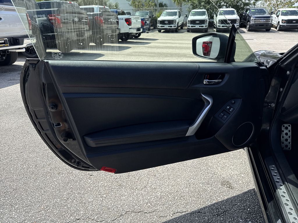 Vehicle image 15 of 31