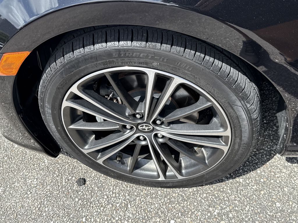 Vehicle image 14 of 31