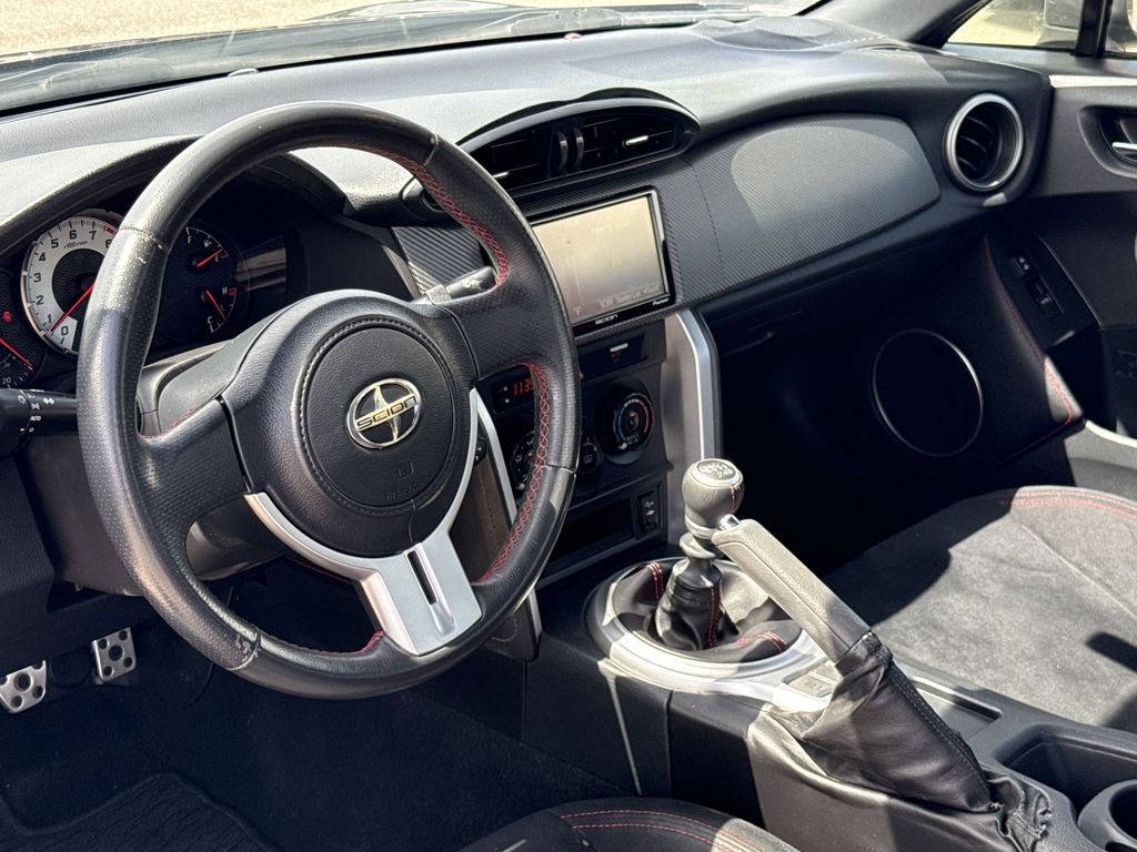 Vehicle image 10 of 31