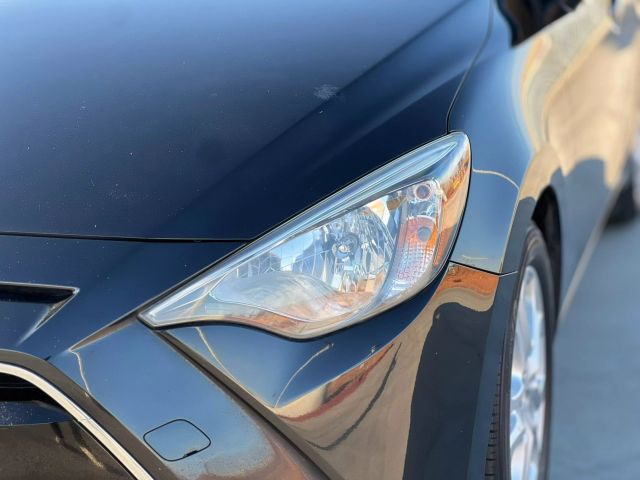 Vehicle image 11 of 34