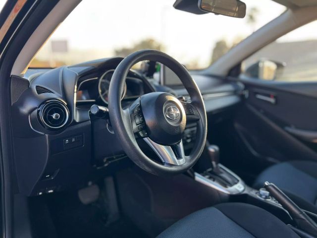 Vehicle image 27 of 34
