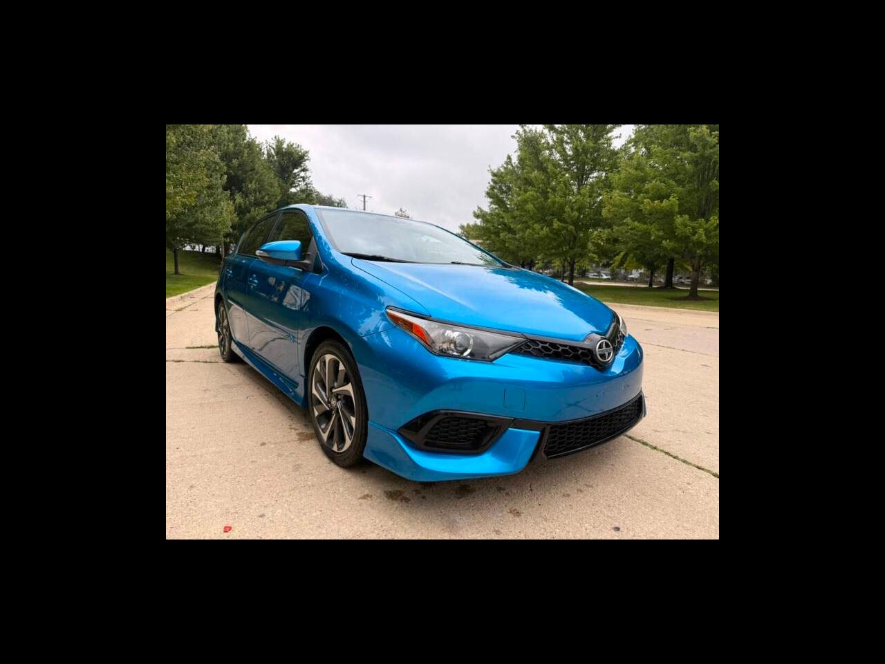 2016 Scion iM Base Image 2 of 31