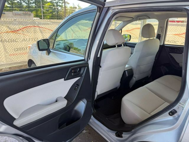 2016 Subaru Forester 2.5i Image 17 of 45