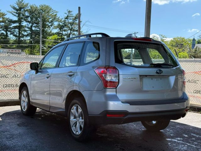 2016 Subaru Forester 2.5i Image 11 of 45