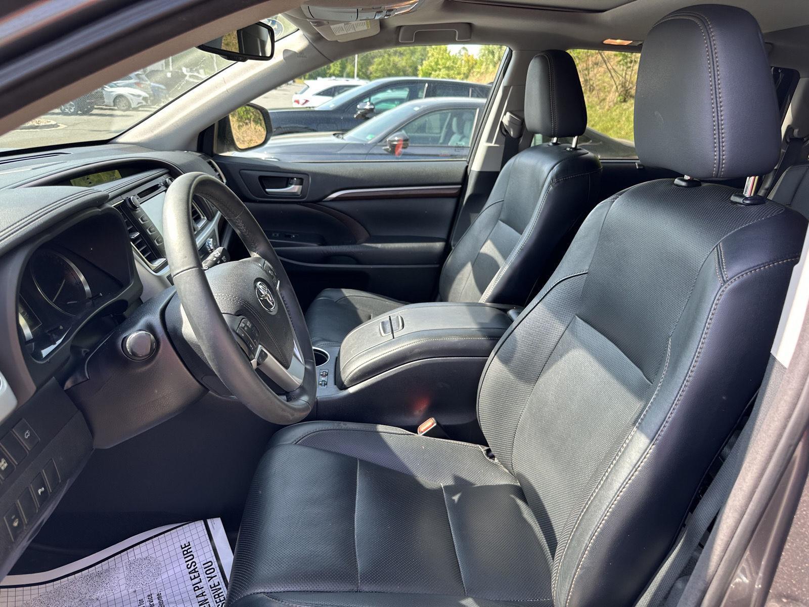 Vehicle image 10 of 28