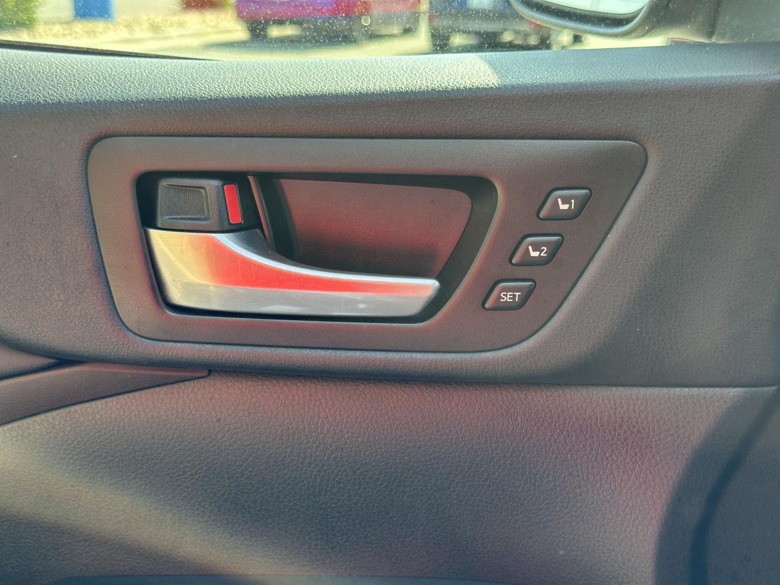 Vehicle image 15 of 28