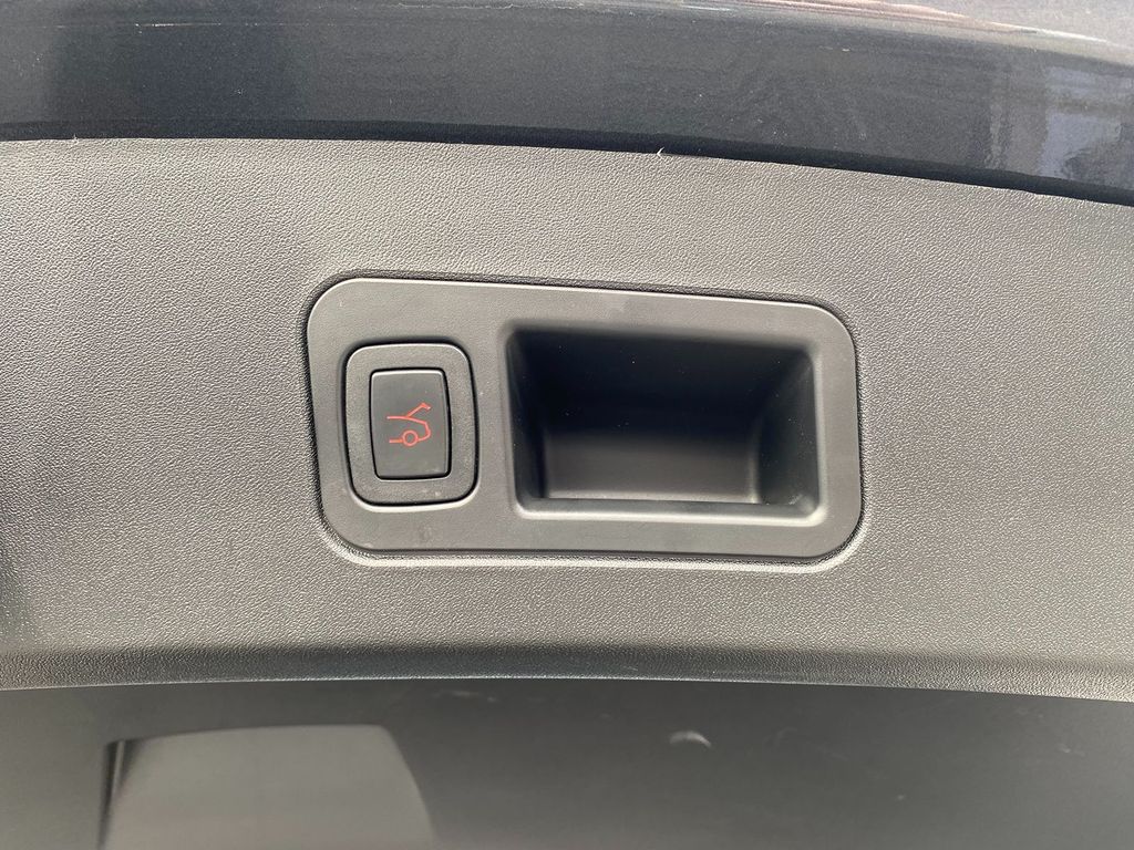 Vehicle image 19 of 30