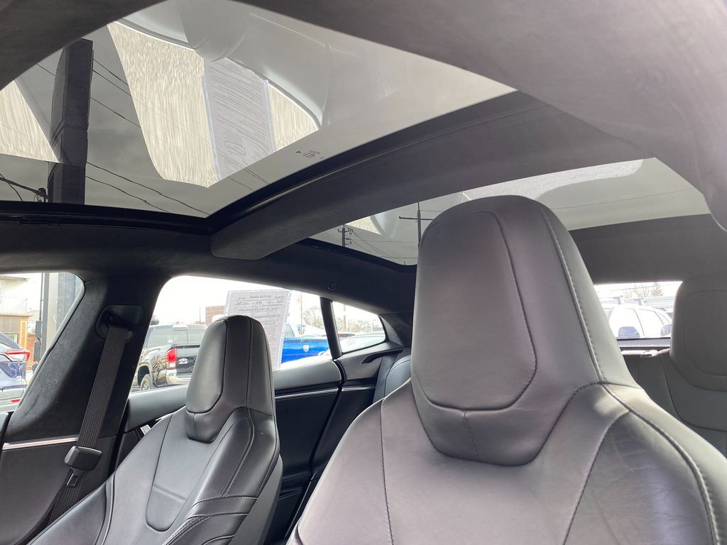 Vehicle image 21 of 30