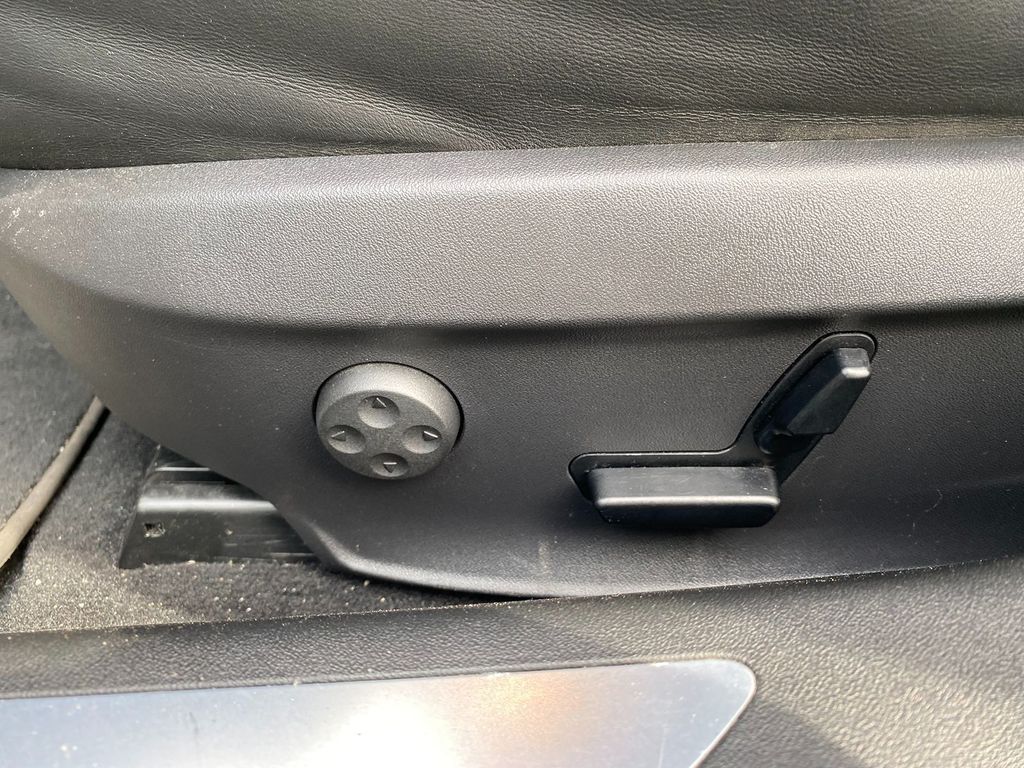Vehicle image 20 of 30