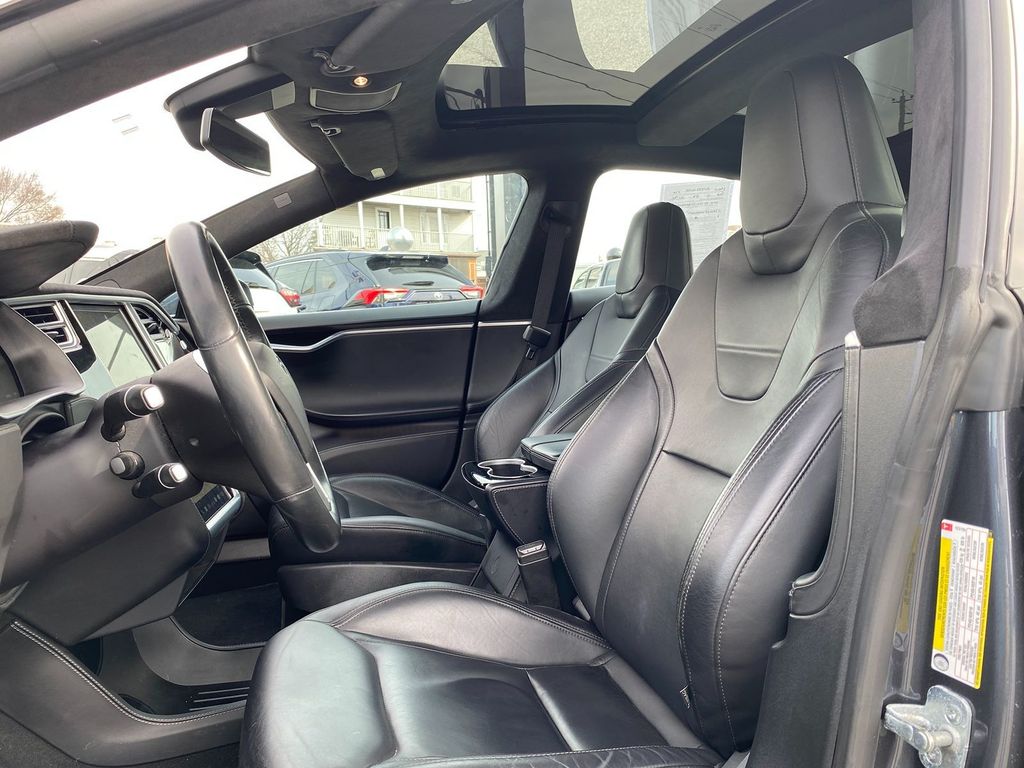 Vehicle image 25 of 30