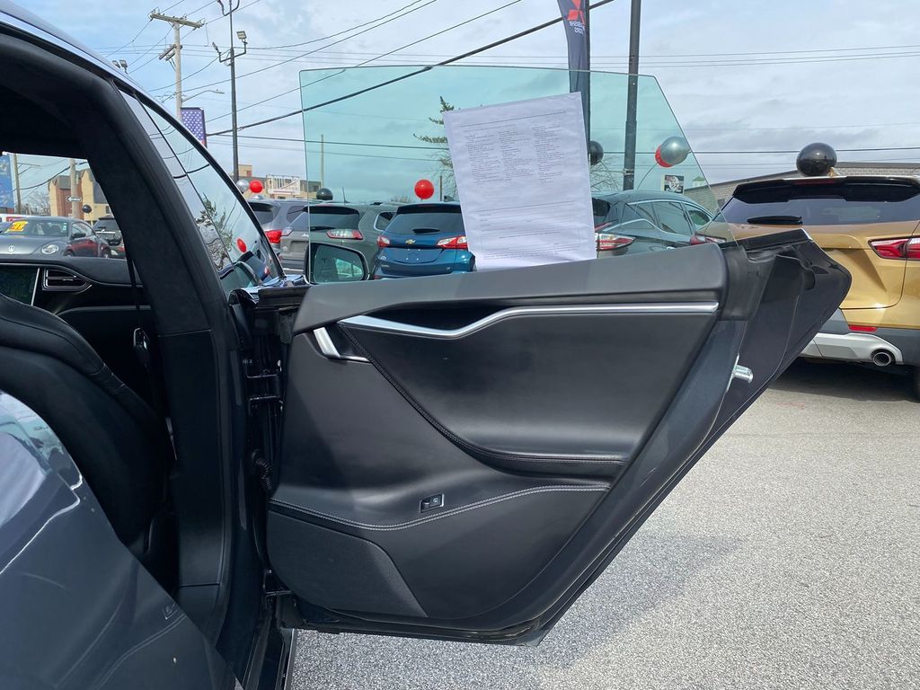 Vehicle image 28 of 30