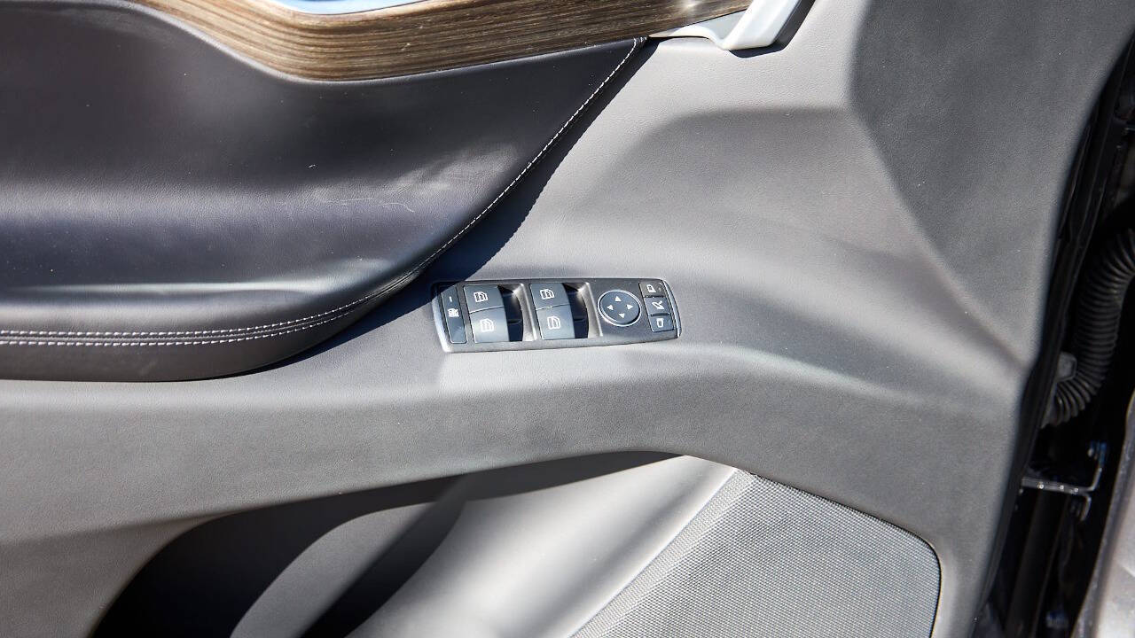 Vehicle image 21 of 36