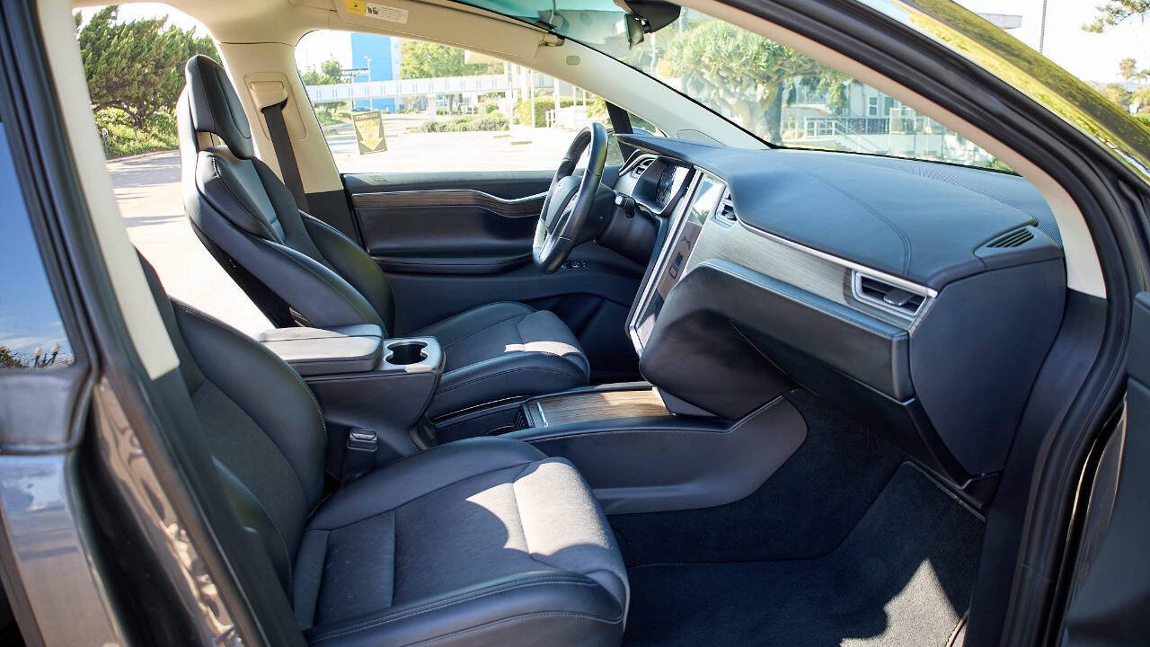 Vehicle image 14 of 36