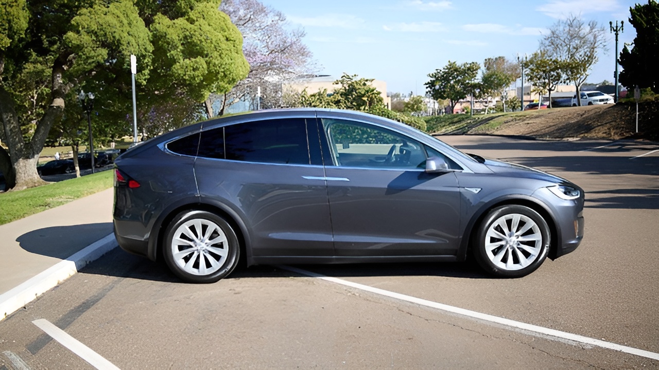 Vehicle image 32 of 36