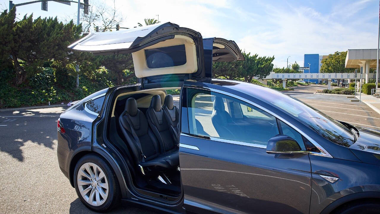 Vehicle image 3 of 36