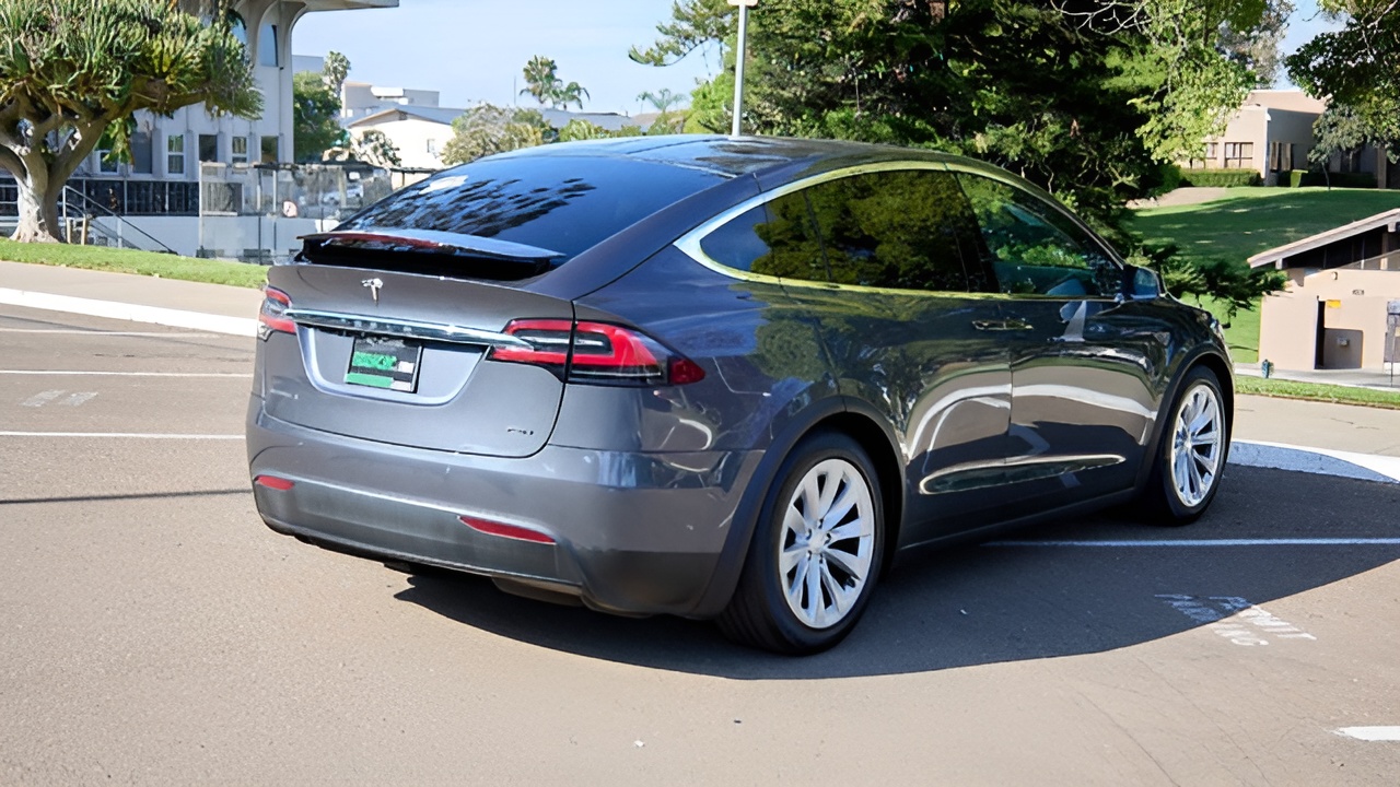 Vehicle image 33 of 36