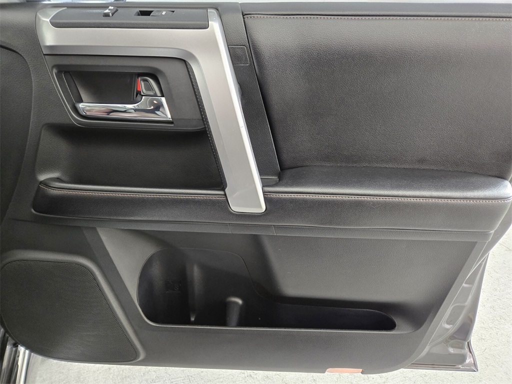 Vehicle image 21 of 30