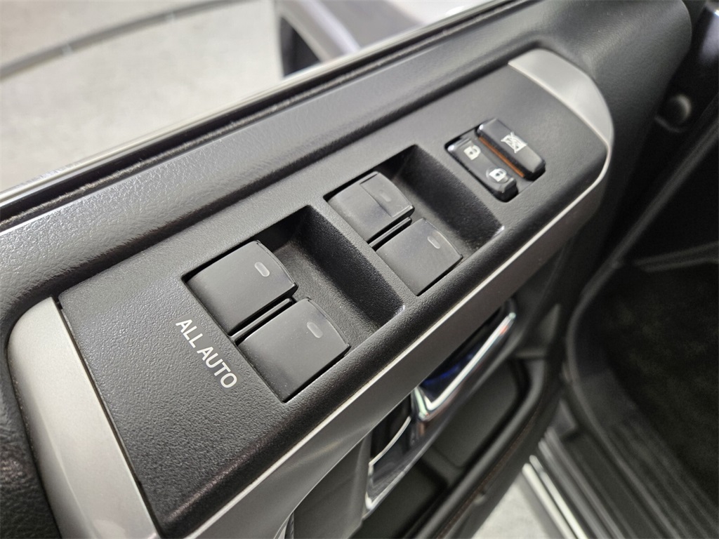 Vehicle image 23 of 30