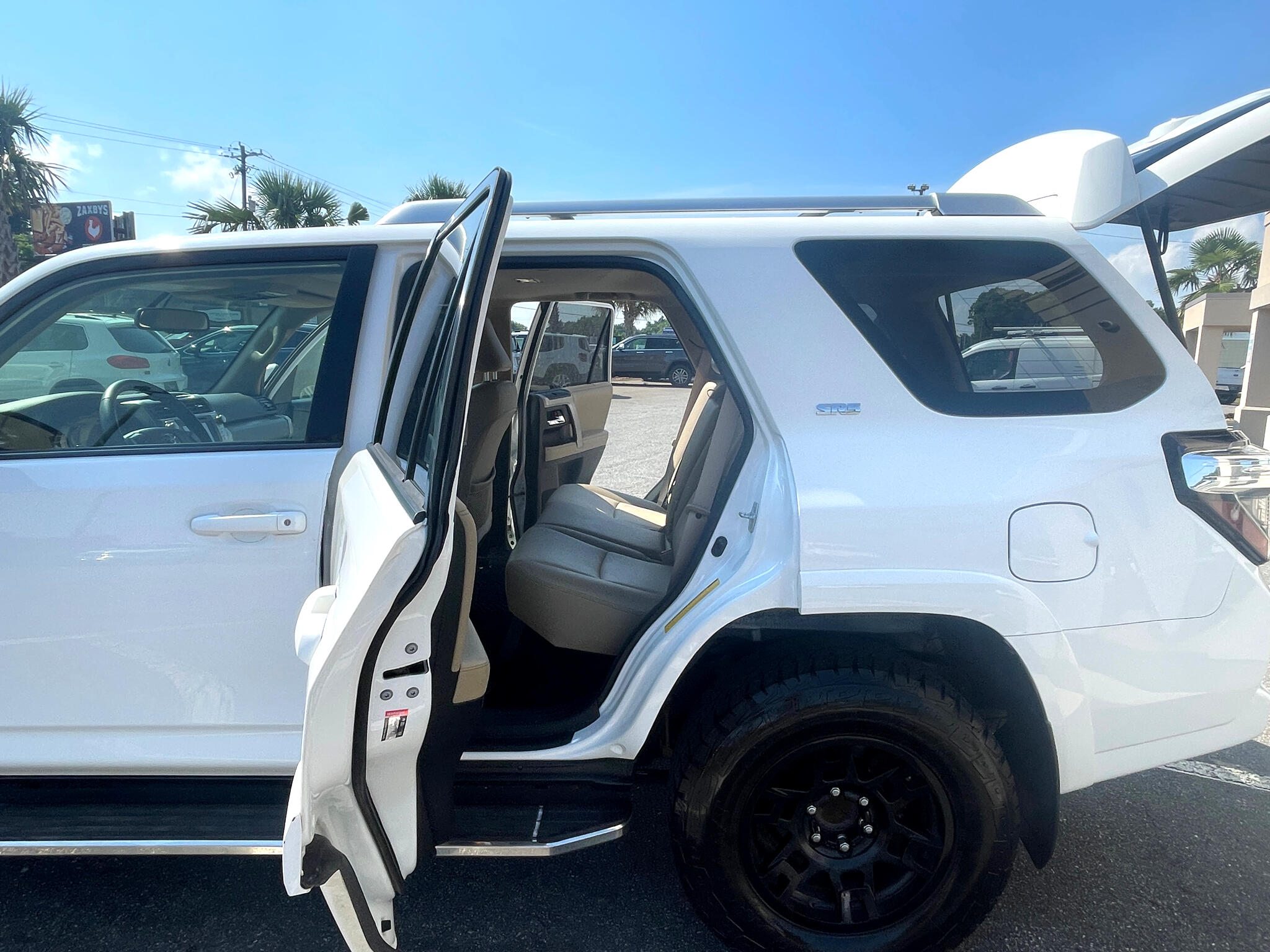 Vehicle image 33 of 53