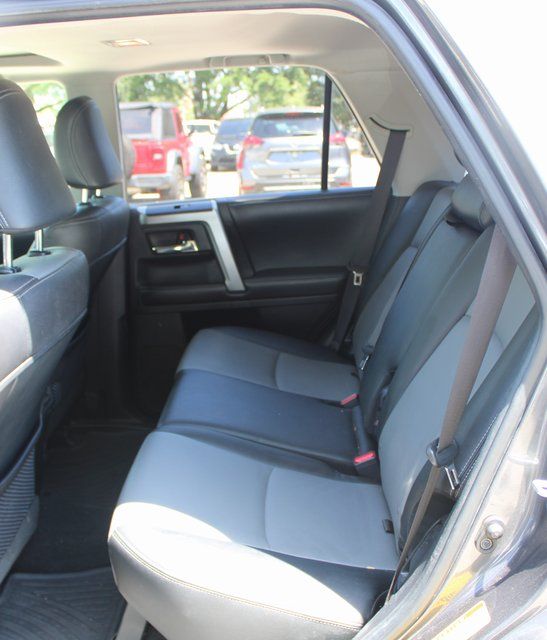 Vehicle image 18 of 22