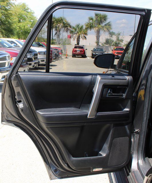 Vehicle image 17 of 22