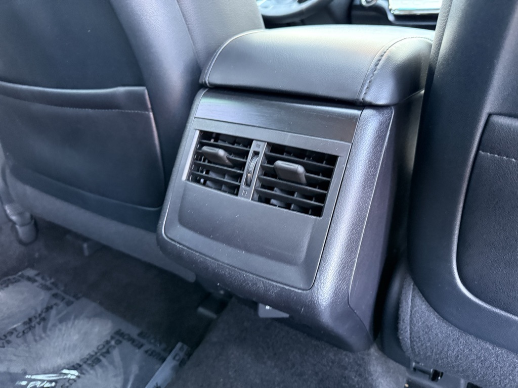 Vehicle image 27 of 31