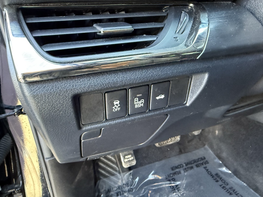 Vehicle image 17 of 31