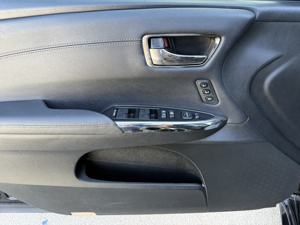 Vehicle image 10 of 31